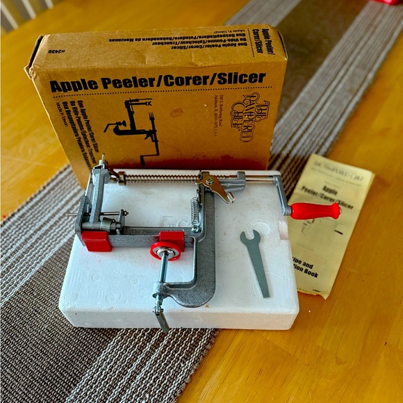Apple peeler- slicer- corer - Picture 1 of 3